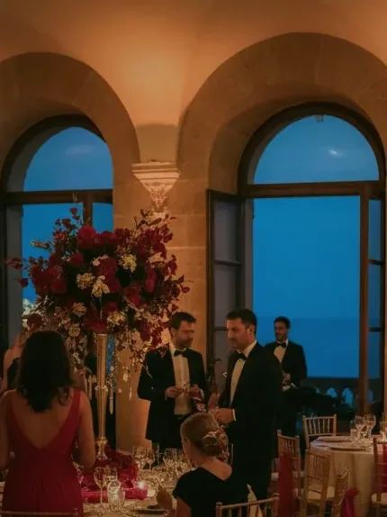Salon o zmierzchu, światło nad stołami